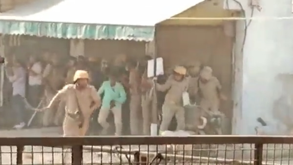 पथराव के साथ ही वाहनों को भी पहुंचाया नुकसान