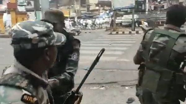 पत्थरबाजों से घिरे पुलिसवालों के कई वीडियो आए सामने