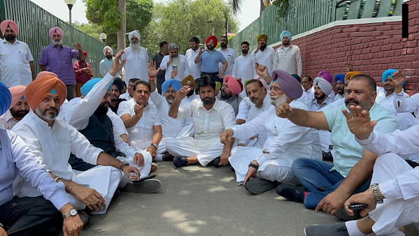  Punjab: Congress leaders protesting On CM Bhagwant Manns residence, detained by police 