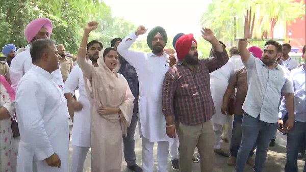  Punjab: Congress leaders protesting On CM Bhagwant Manns residence, detained by police 
