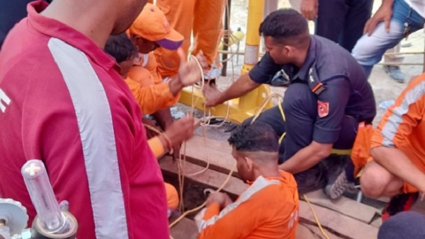 रोबोट की भी मदद से निकाला जा रहा है बच्चा