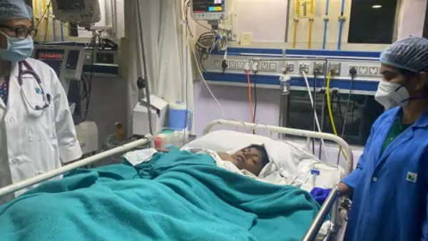 पूरा दिन एम्बुलेंस के पास खड़ी रही मां 