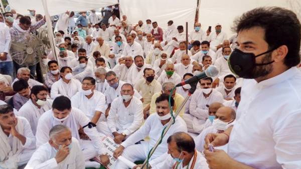 कई बार बदली 'पार्टी'