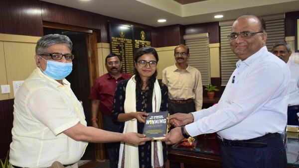 दिव्या को कोलफील्ड्स लिमिटेड ने कर दिया था सम्मानित 