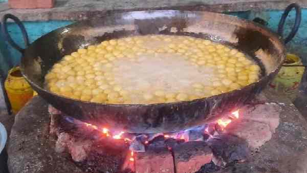 रसगुल्ले की सप्लाई के लिए एक्सप्रेस ट्रेनों की स्टॉपेज की मांग