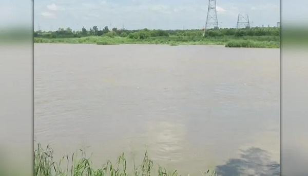 Bihar internet shutdown Due to agneepath scheme protest, but the people of buxar are enjoy UP service by-going to the banks of Ganga