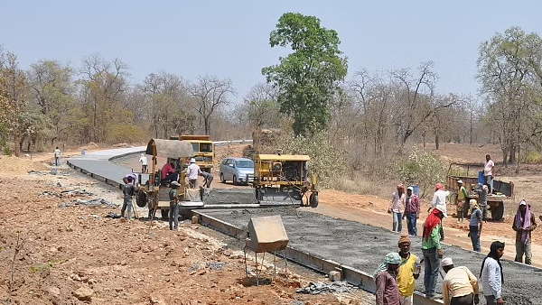 कच्ची सड़कों पर डाली जा रही मिट्टी,आगे होगा डामरीकरण कच्ची सड़कों पर डाली जा रही मिट्टी,आगे होगा डामरीकरण