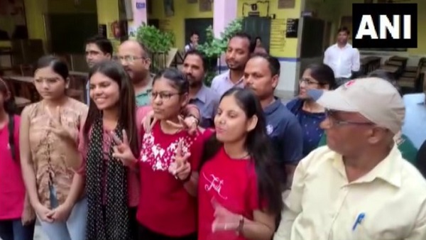 लड़कियों ने एक बार फिर UP में मारी बाजी