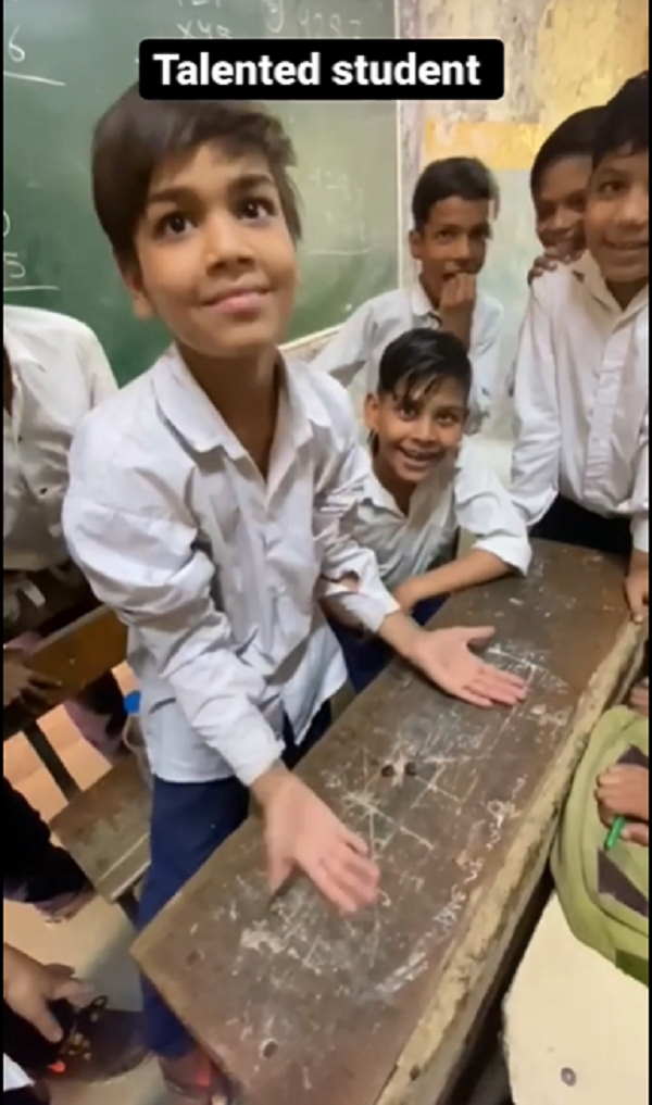 पलक झपकते ही एक हाथ में आ गए पत्थर