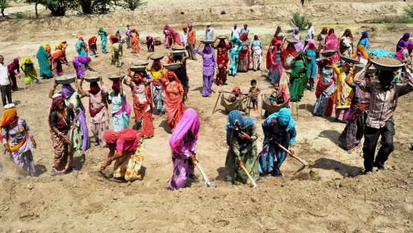 मृत मजदूरों के नाम पर बनी हाज़िरी