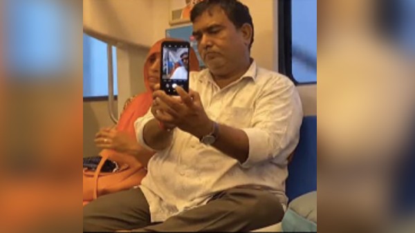 अंकल की मेट्रो में सेल्फी वाली वीडियो वायरल