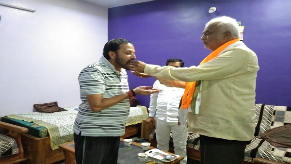 महापौर प्रत्‍याशी और उनके पत‍ि डैमेज कंट्रोल में जुटे