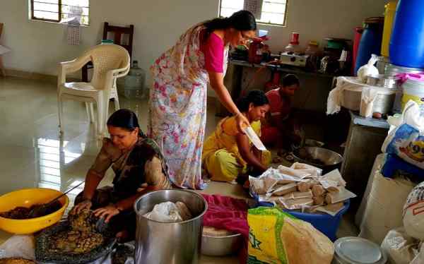 10वीं से आगे नहीं पढ़ सकीं, लेकिन...