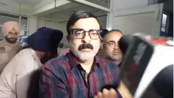 पिता का दावा- पुलिस ने आंखों के सामने गोली मारी पिता का दावा- पुलिस ने आंखों के सामने गोली मारी