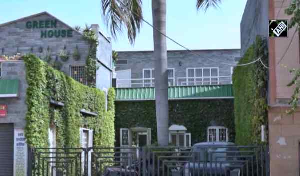 ग्रीनहाउस में 400 किस्मों के 1,000 से अधिक पौधे 