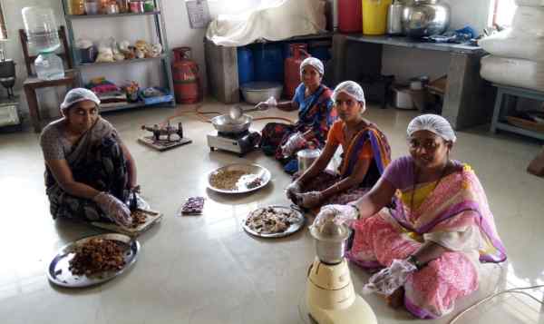 महिलाओं की ड्यूटी और मासिक कमाई महिलाओं की ड्यूटी और मासिक कमाई