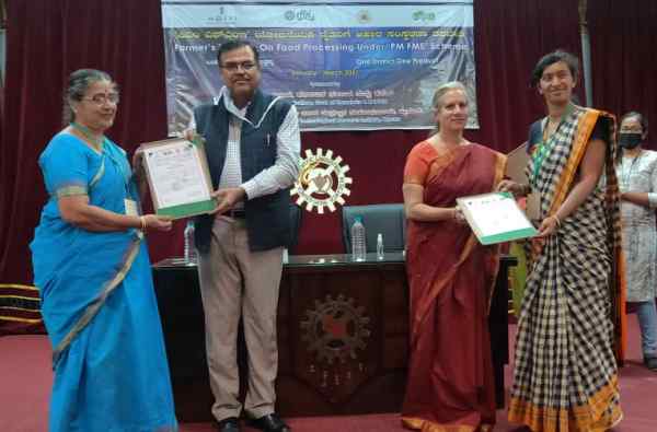 'खेत से परिवार तक उत्पाद' का मंत्र, मिले पुरस्कार 'खेत से परिवार तक उत्पाद' का मंत्र, मिले पुरस्कार