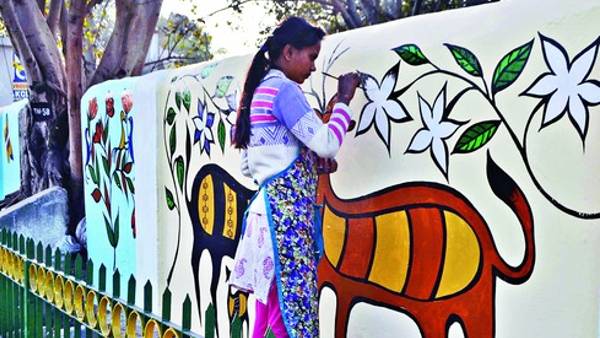 आदिवासी महिलाएं अपने घरों में तैयार करती हैं रंग 