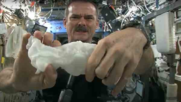 पृथ्वी पर गुरुत्वाकर्षण के चलते नीचे गिरता है पानी