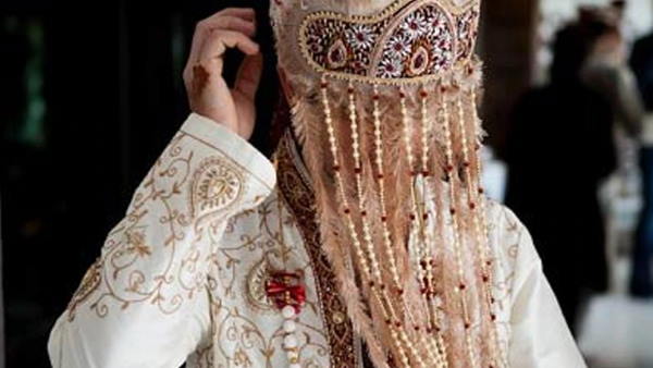 दूल्हे का भी घर से निकलना हुआ मुश्किल