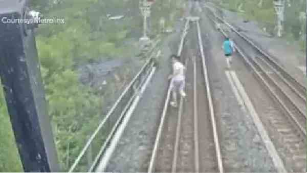 रेलवे ट्रैक पर दौड़ रहे थे मासूम