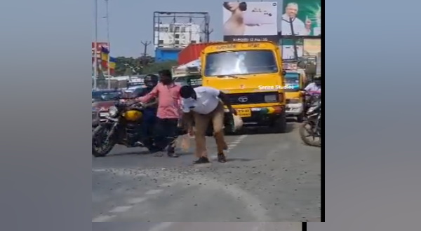 लोगों की बचाने के लिए सड़क पर हर दिन कड़ी मेहनत कर रहा