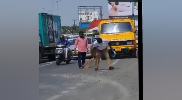 झाड़ूू लगाकर सड़क से हटाए कंकड पत्‍थर 
