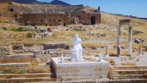 अंदर तीन सिर वाले कुत्ते की मूर्ति