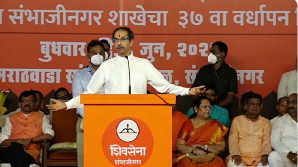 चार किलोमीटर पैदल चले