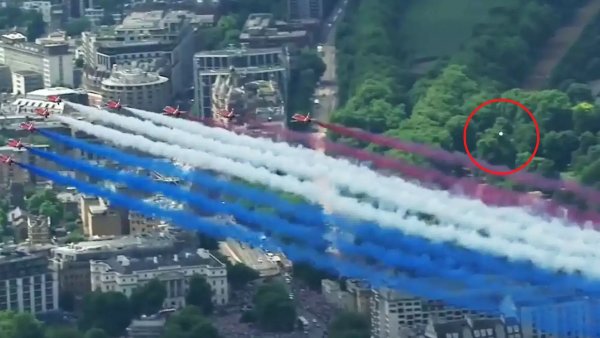 सार्वजनिक कार्यक्रम में दिखा UFO!