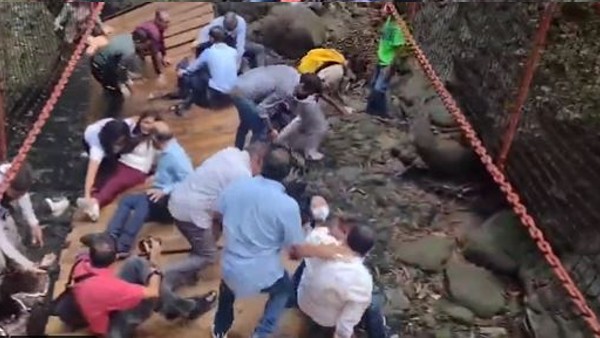  नाले में गिरे मेयर और अधिकारी