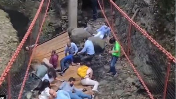  नहीं सह सका 20 लोगों का वजन