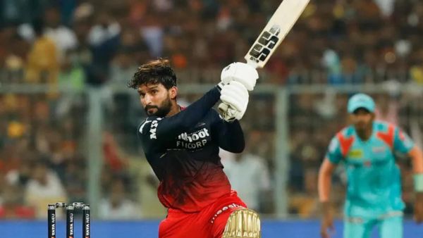 स्टेडियम में लगे RCB के नारे स्टेडियम में लगे RCB के नारे