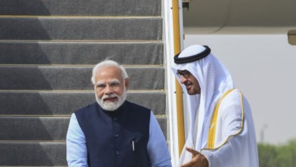 प्रोटोकॉल तोड़ पीएम मोदी का स्वागत