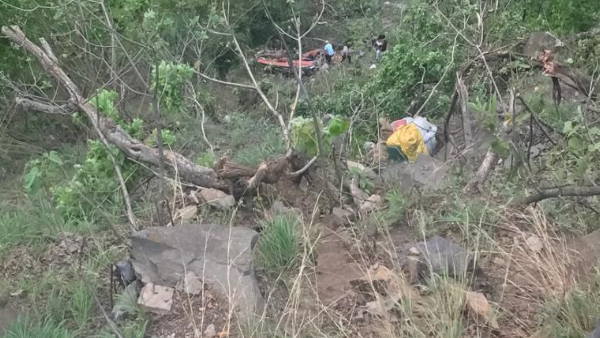 बस में 28 तीर्थयात्रियों समेत कुल 30 लोग सवार थे