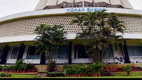 शिवसेना ने 16 बागी एमएलए को अयोग्य ठहराने की सिफारिश