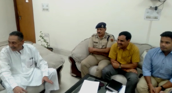 तीन घंटे तक इंतजार करते रहे मंत्री