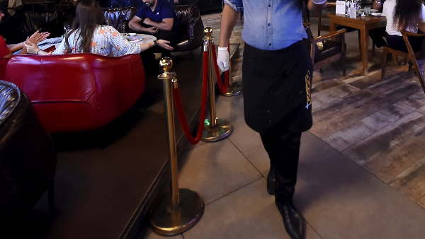 'क्या हम आपके साथ बैठकर 3 घंटे तक फ्लर्ट करें'