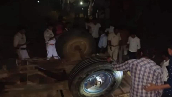 ट्रैक्टर ट्रॉली पलटने से 5 लोगों की मौत ट्रैक्टर ट्रॉली पलटने से 5 लोगों की मौत