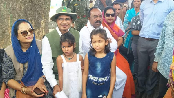 स्व सहायता समूह की महिलाओं से चर्चा