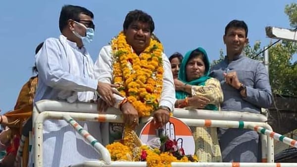 कांग्रेस प्रत्याशी भी ले रहे जनता का आशीर्वाद 