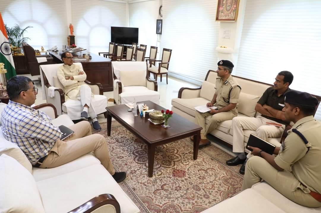 भोपाल पुलिस कमिश्नर को निवास पर किया तलब भोपाल पुलिस कमिश्नर को निवास पर किया तलब
