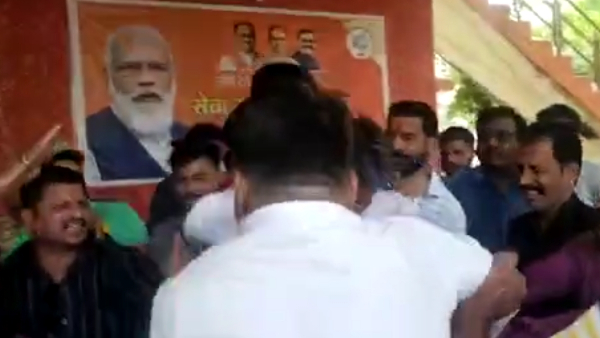 सांसद प्रज्ञा सिंह ठाकुर के बंगले के बाहर पूर्व पार्षदों के समर्थकों का प्रदर्शन सांसद प्रज्ञा सिंह ठाकुर के बंगले के बाहर पूर्व पार्षदों के समर्थकों का प्रदर्शन