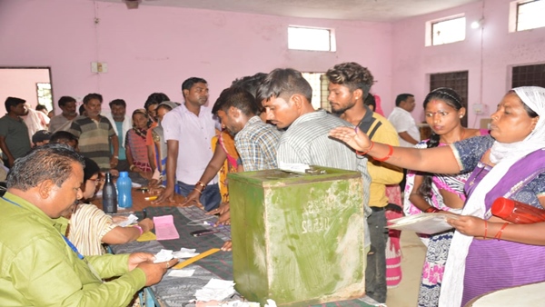 दतिया में भी फायरिंग, मतपेटी लूटकर की तोड़फोड़ 