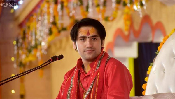 कौन है पंडित धीरेंद्र शास्त्री
