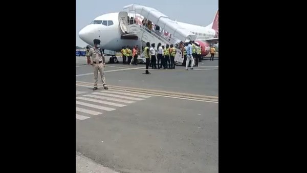 स्पाइसजेट के बोइंग 737 विमान में 185 यात्री सवार थे