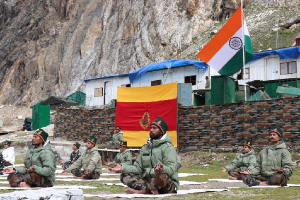 International Day of Yoga: Troops performed Yoga at Amarnath holy cave, thousand soldiers deployed on multiple locations