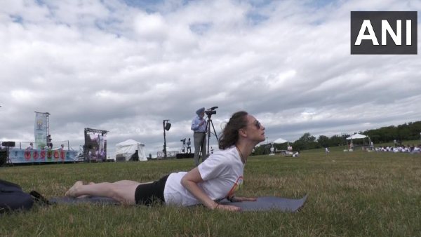 अमेरिका में कई जगहों पर योगा सत्र आयोजित