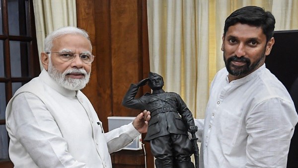 पीएम मोदी को भेंट की थी नेताजी की दो फूट की प्रतिमा 