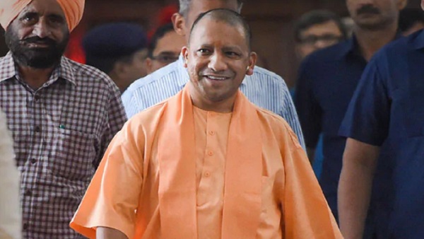 1.80 लाख की बंदूक, 12 हजार का मोबाइल फोन है योगी के पास